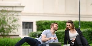 Man och kvinna med laptop i park