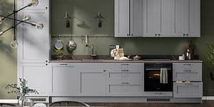 Epoq Shaker Light Grey kjøkken i åpen løsning mot olivengrønn vegg