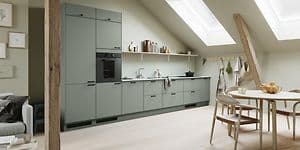 Vinokaton alle rakennettu avokeittiö Epoq Trend Sage kalusteilla, sekä ruokailuryhmä sen edessä