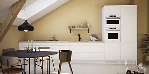 Epoq Integra Chalk hvitt åpent kjøkken med gule vegger