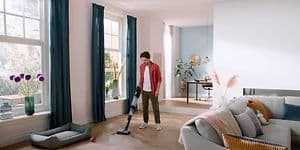 Mand støvsuger med Philips AquaTrio stavstøvsuger