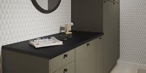 Epoq Trend Moss Green -sarjan kaapit, musta työtaso ja pyöreä peili kodinhoitohuoneessa