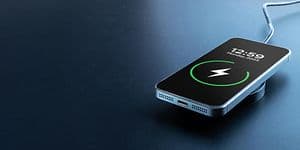 Smartphone laddning: En iPhone laddar batteriet från trådlös smart laddare.