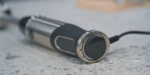 Stavmikser i stål og sort på kjøkkenbenk