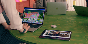 Elkjøp B2B - Vores varemærker - Kontormedarbejdere med deres Apple-produkter på et bord