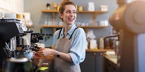 Kvinde, der arbejder i en café