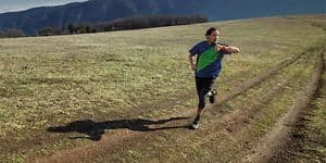 Man som joggar med en Apple Watch Ultra på handleden