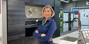 Mig-tid - Cajsa foran Epoq-køkken i Elgiganten