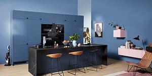 Epoq Trend Blue Grey kjøkken med kjøkkenøy i sort og integrerte hvitevarer