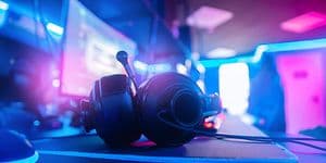 Bedst i test gaming-udstyr: Et gaming-headset på en neonoplyst baggrund med levende farver og dynamisk belysning