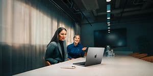 Elgiganten företagsrådgivare hjälper en kund med sin MacBook