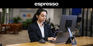 espresso displays - espresso Stands og en dame foran den