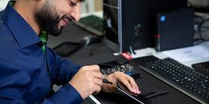 Mobile Repaie - man in elgiganten shirt