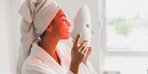 LED-maske: Infrarød maske​ i hånden på kvinde