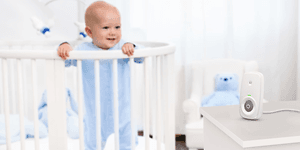 Motorola AM24 babyalarm på børneværelse nær en babyseng
