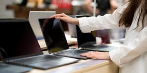 Billig PC guide: Dame ser på PC-er i en butikk