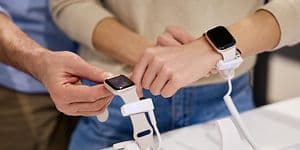 Mand og kvinde ser på smartwatches i butik