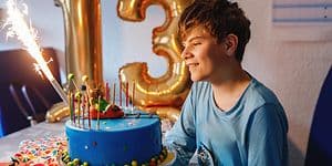 Teenager med fødselsdagsgave