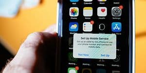 iPhone, jonka näytöllä näkyy eSIM-kortin asetukset