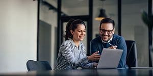 To kolleger arbejder på en bærbar computer