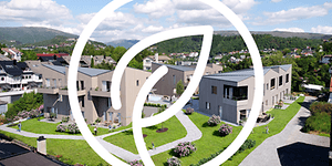 Valkoinen kuvitettu lehti ja kuva modernista moderning asuinalueesta