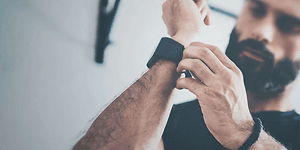 Mand der tilpasser remmen på hans smartwatch