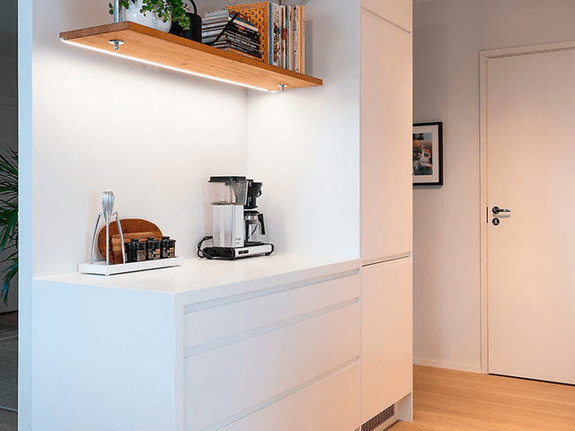 Hvid bordplade med kaffemaskine på