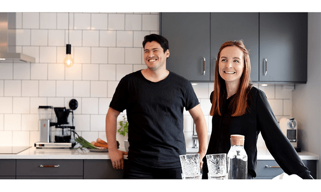 Jojje och Evelina poserar i sitt nyrenoverade kök med bistro-stil.