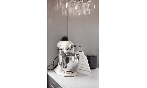 kjøkkenbenk fra epoq med kitchen aid kjøkkenmaskin og hengende vinglassdetaljer