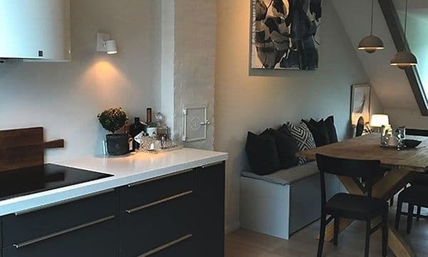 kjøkken fra epoq med sorte skuffer og integrert kokeplate