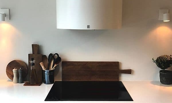 integrert kokeplate på kjøkken med sorte skuffer fra epoq