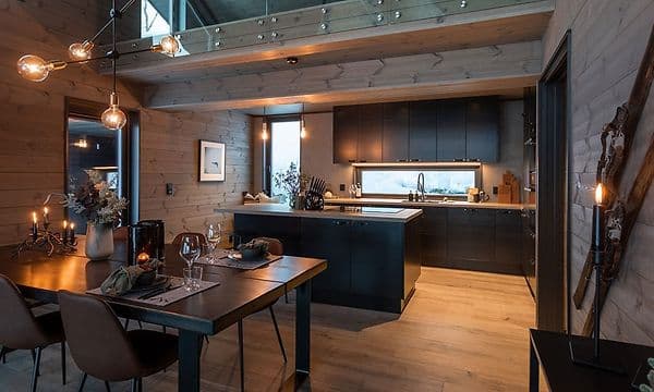 koselig kjøkken med tredetaljer og kjøkkenøy og integrerte hvitevarer fra epoqa