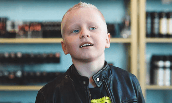 smilende gutt i skinnjakke med ny hårklipp