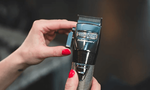 person holder hårklipper fra BaByliss