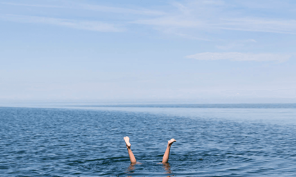 et par bein stikker opp fra havet