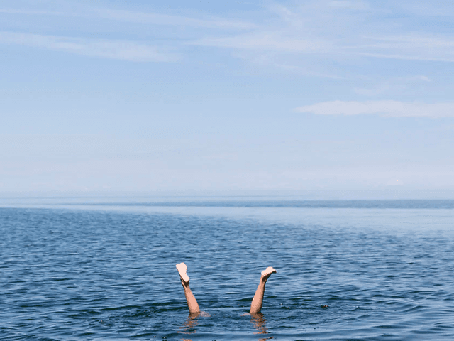 et par bein stikker opp fra havet