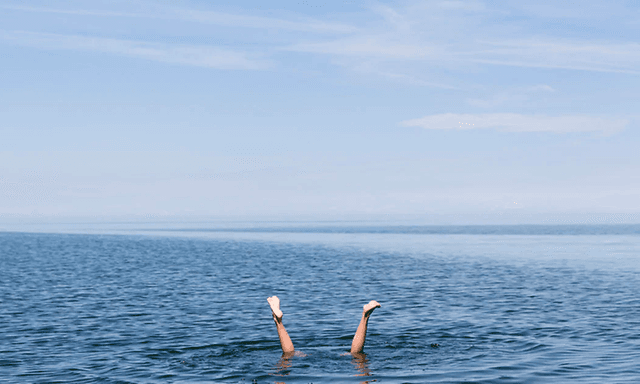 et par bein stikker opp fra havet