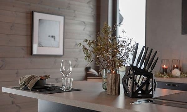 keittiösaarere, jossa on ruokapöytä, kukkia ja kuva seinällä