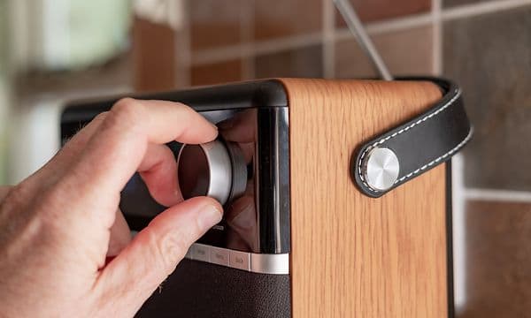 Käsi säätelee radiota