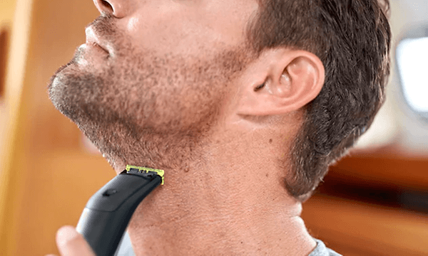 mann trimmer skjegg på halsen med Philips OneBlade Pro