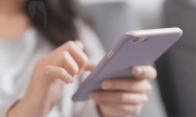 nærbilde av person som skriver på smarttelefon