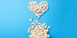 Popcorn formade som ett hjärta mot blå bakgrund.