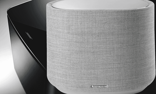 Musta Bose- ja harmaa Harman Kardon-kaiutin vierekkäin