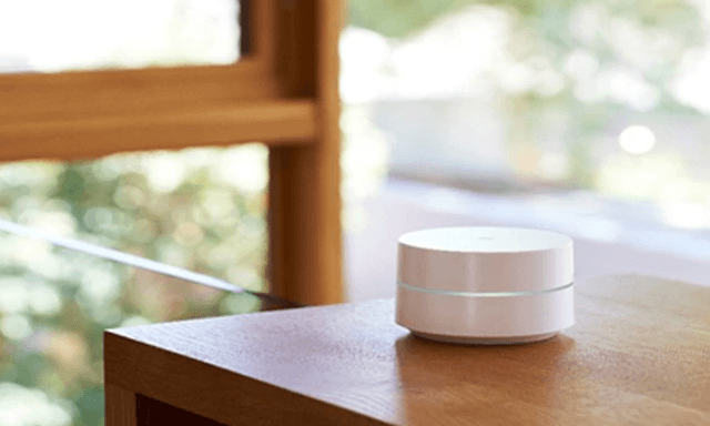 Hvit Google Mesh wifi-enhet