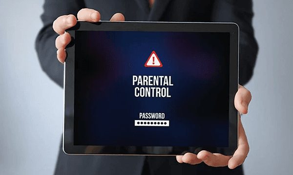person holder nettbrett med ordene parental control på skjermen