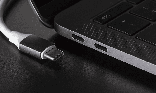en usb-kabel og port ved siden av en laptop