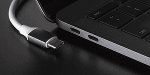 en usb-kabel og port ved siden av en laptop