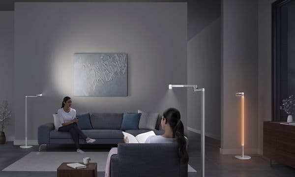 Tre personer, der bruger Dyson Lightcycle Morph-lamper