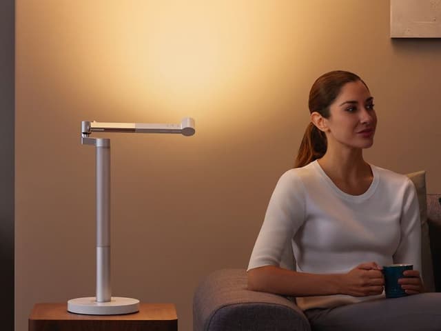 Dyson Lightcycle skrivebordslampe, der lyser en væg op