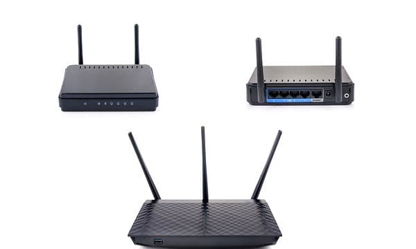Tre svarta trådlösa routers med vit bakgrund. Den ena har tre antenner och de andra har två. 